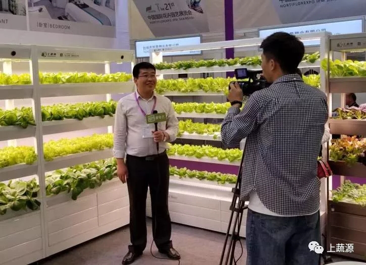 牛总接受记者采访